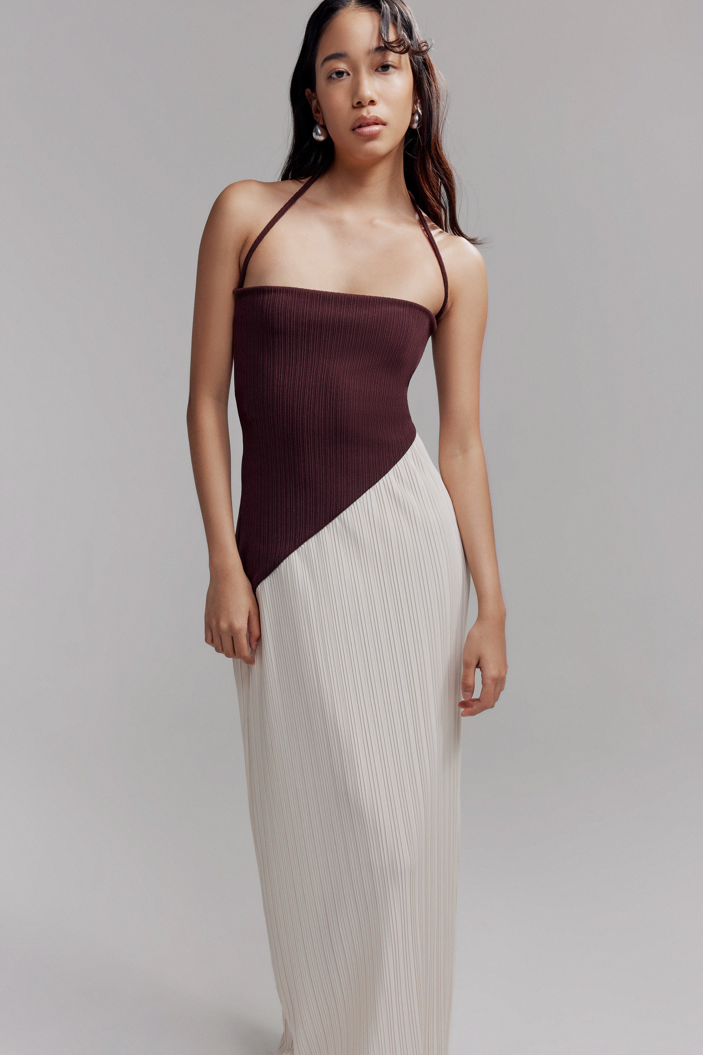 PLEAT CONTRAST DRESS BROWN/IVORY