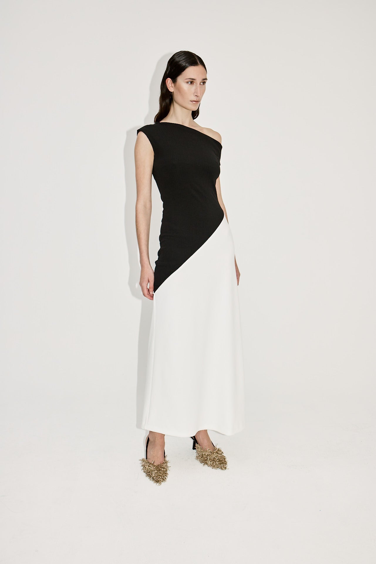 ONE OPEN SHOULDER ASYMMETRIC LINE DRESS